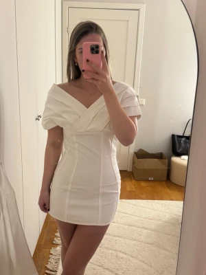 Vit kort studentklänning meshki  - Sååå fin vit jeansklänning, säljer den för att den är för liten för mig. Dragkedjan går inte ändå upp, så den ska inte sitta såhär tajt på utan lite lösare. Prislappen är kvar💕