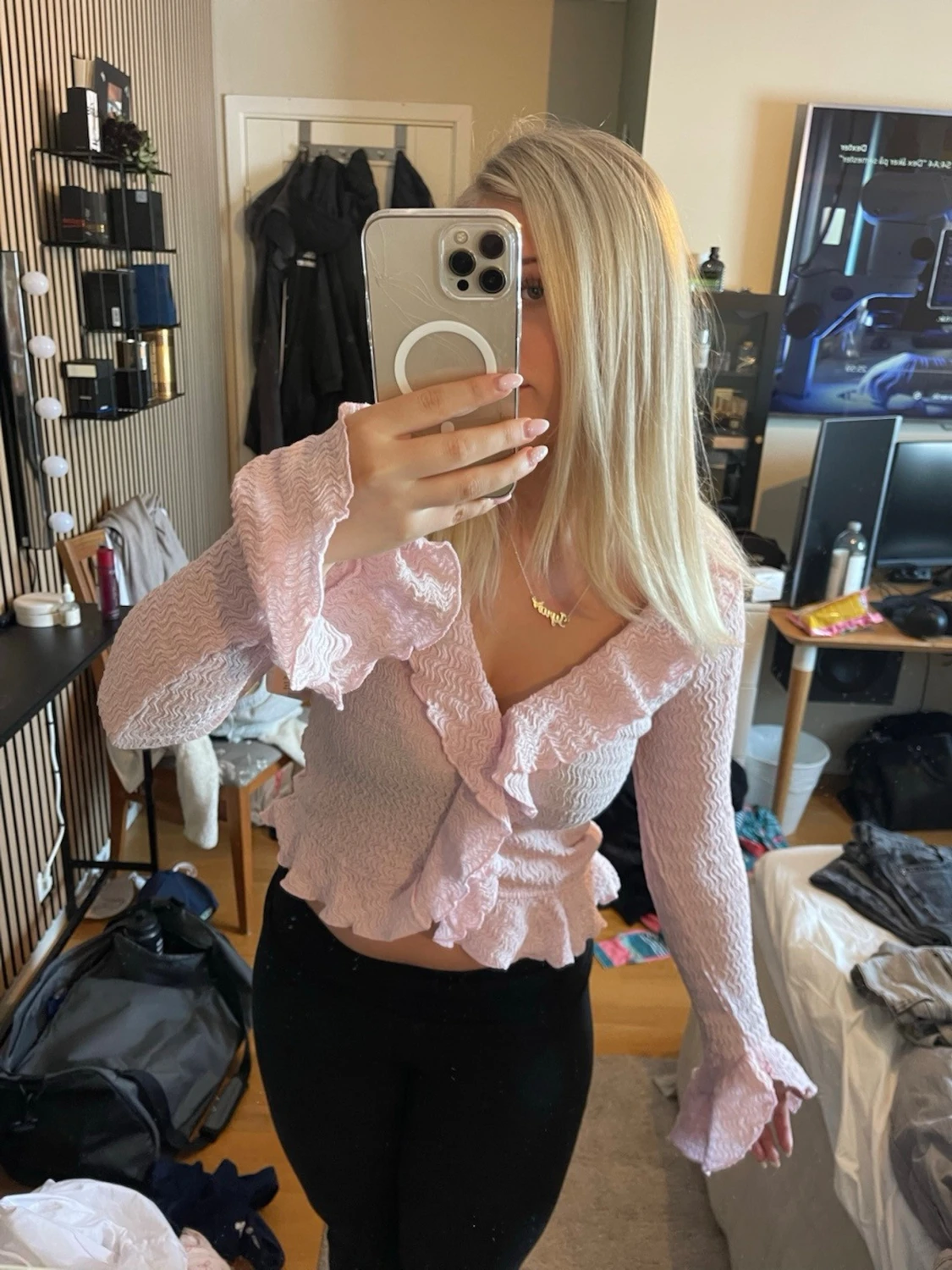 Ljusrosa volangblus med v-ringning