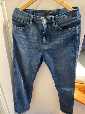 Massimo Dutti - Jeans ( Straight Fit ) - Jeans från Massimo Dutti (Straight Fit). Byxorna är som nya, och i storlek 32/32. Extremt bra pris redan, så går ej ned mycket!   Hör av dig i DM så hjälper jag dig där :)