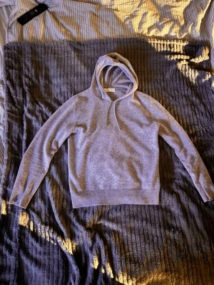 Sayless Cashmere hoodie XS - Kashmir hoodie från sayless i storlek XS, passar bra för en pojke 13-14 runt 165cm lång.