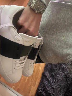 Valentino skor - Ett par fina valentino opens. Skorna är i storlek 43 men sitter som 42,5.  Dom är i bra skick bara använda ett fåtal gånger.