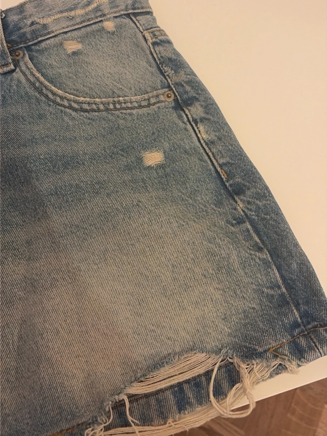 Blå jeanskjol med hål  - 1