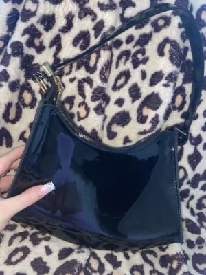 Snygg mini svart väska  - Supersnygg svart glansig väska 