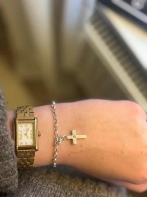 Silverarmband med korsberlock - Armband  i silverfärgad metall med en korsberlock från Thomas sabo💕