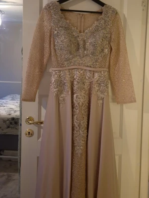 Champagnefärgad festklänning - Säljer min festklänning som är endast använd ett par timmar. Storlek: 38-40
