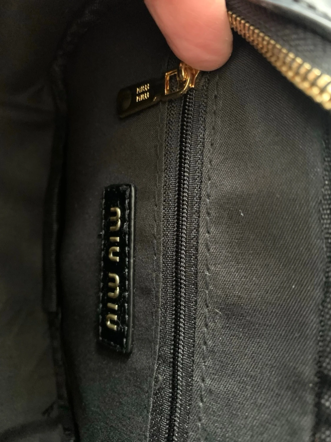 Svart handväska från Miu Miu - 6