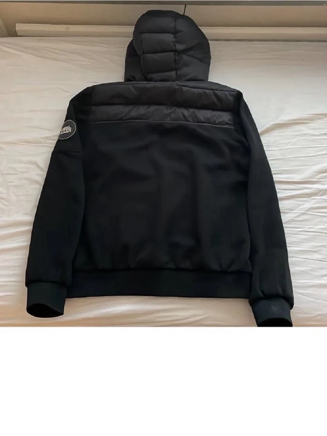 Svart pufferjacka med huva från Supply & Demand - 3