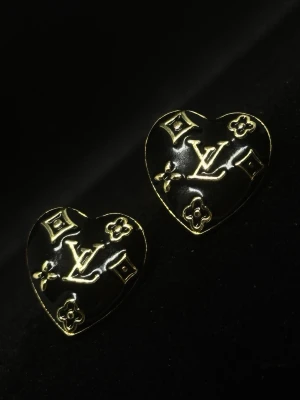 Örhängen  - Helt nya örhängen.