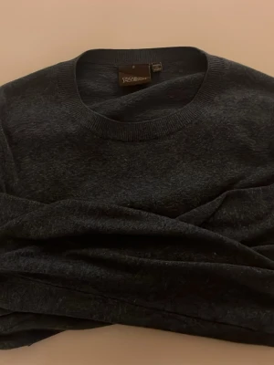 Mörkblå tröja från Oscar Jacobson  - En stilren mörkblå tröja från Rockandblue med rund halsringning och långa ärmar. Tröjan har en enkel design och är tillverkad i ett mjukt, tunt material som passar perfekt till lager på lager. Klassisk passform och ribbade muddar vid halsen.