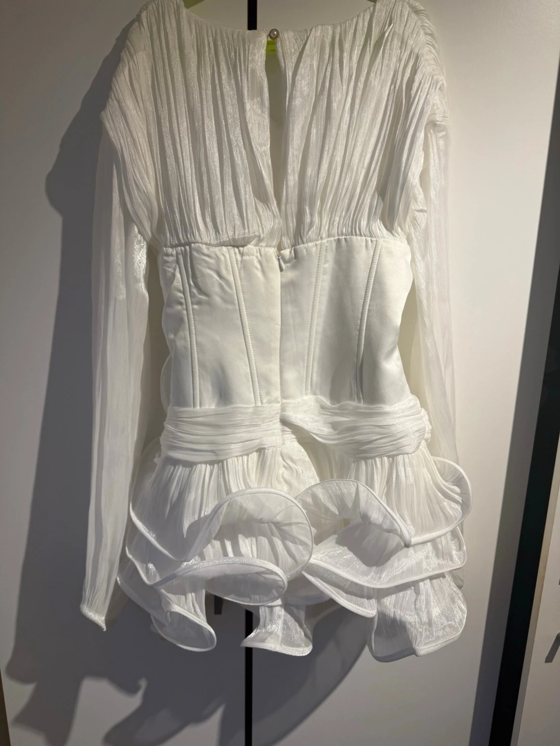 Vit kortklänning med volang och rosett - 2