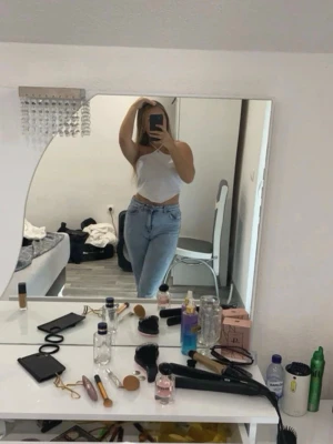 Ljusblå high waist jeans - Säljer ett par ljusblå jeans med high waist och slim fit. Jeansen har klassisk fyrficksdesign och är tillverkade i denim med stretch för en bekväm passform. Perfekta för dig som gillar en snygg och enkel look. Använd 2 gånger vid utgång. Ordinarie pris 300kr i Posh butik. Ser ut som helt nya par jeans, passar folk som bär på strl 40-42. 