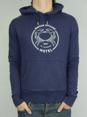 Maison Kitsuné hoodie  - MAISON KITSUNÉ HOODIE Storlek : S Passform : Normal Användning : Hoodien är i ett fint skick utan defekter Nypris : Cirka 2500SEK Modellen på bilden : 182CM och väger 77KG