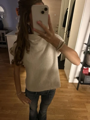 Snygg stickad tröja - Jätte snygg stickad tröja som är kortärmad och har en polo krage. Beige från Lindex. Nypris 300 -Inte mina egna bilder!