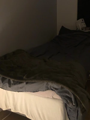 Enkel säng 80x200 - Säljer denna säng. Sängen har en klassisk design och passar perfekt till sovrummet eller gästrummet. Mörkgrått täcke ingår. Perfekt för dig som vill ha en bekväm sovplats. sängen är i ett väldigt fint skick, och det finns en möjlighet att hämta up den då det hade varit smidigare :)