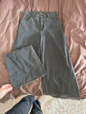 Lee Jeans - Baggy jeans från Lee som är använda 3-4ggr. Storlek W26 L33. Svart/gråa Säljer då dem är för små för mig nu. Skulle tippa storleken på XS/S. 🤍