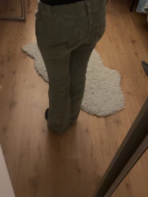 Gröna manchesterbyxor bootcut Nelly  - Helt nya endast testade och tvättade, säljer då de inte passar