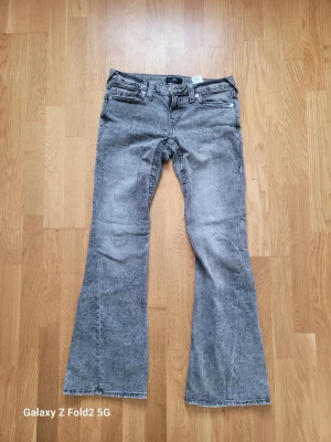 Utsvängda jeans True religion  - True religion jeans I storlek 28.
