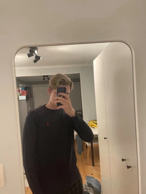 Ralph lauren stickad tröja - En riktigt snygg stickad Ralph lauren tröja i väldigt bra skick. Kommer sälja mycket till vintern så gå in och kolla i min profil, tveka inte med frågor! Storleken är XL ungdom passar xs-s