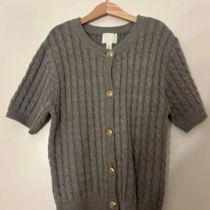 Grå kabelstickad kofta med kort ärm - Enkel med chic kofta som går enkelt att klä upp/ner✨