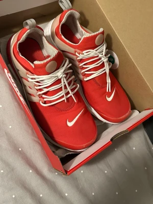 Nike Air presto  - Säljer ett par Limited Edition Nike Air presto i storlek 42 1/2. Är mycket bra skick på de och använda väldigt lite, inga skador, inga fläckar och sjukt sköna o lätta skor. Kommer i originalkartong, pris kan diskuteras vid snabb affär. 