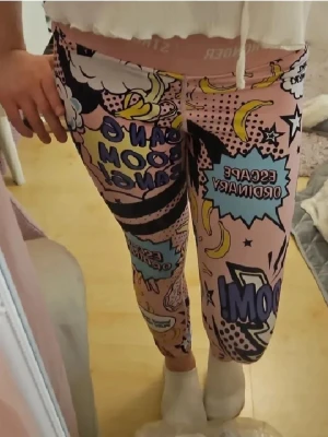 Färgglada leggings från Stronger - Jag säljer ett par jättefina rosa träningstights från stronger! I bra skick, endast använda ett fåtal gånger och för bra pris. Väldigt stretchiga och väldigt sköna. Tvättade och helt rena, ingen större skada eller slitage. Nypris runt 600-700 kr. 💓