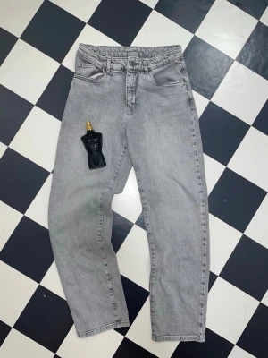 🤗Riktigt Snygga Gråa🩶 jeans 👖 Från Kappahl✨✨ - 👖✨ Snygga grå jeans från Kappahl ✨👖  Superfina grå jeans i mycket bra skick – knappt använda och ser nästan nya ut! 🙌 Perfekta till både vardag och skola. Lättmatchade och sitter riktigt snyggt 💫  📏 Storlek: 170 📐 Mått: • Midja: 72 cm (omkrets) • Ytterbenslängd: 98 cm • Innerbenslängd: 72 cm • Benbredd: 36 cm (omkrets)  💸 Pris: 99 kr  Ett riktigt bra fynd! 🛍️✨ Först till kvarn gäller 💌