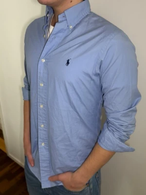 Ralph Lauren skjorta - Klass skjorta från raplh Lauren, ljusblå raphe skjorta sitter aldrig fel! Hör av er vid frågor