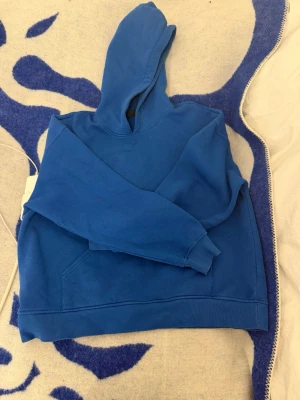 Blå hoodie med text PAUSE AND RESET - Säljer min blåa oversized hoddie från Gina tricot där det står ”pause and reset” på baksidan. Tröjan är tvättad ett par gånger men den är fortfarande mysig🥰💕den är i bra skick🥰skriv om ni har frågor🥰