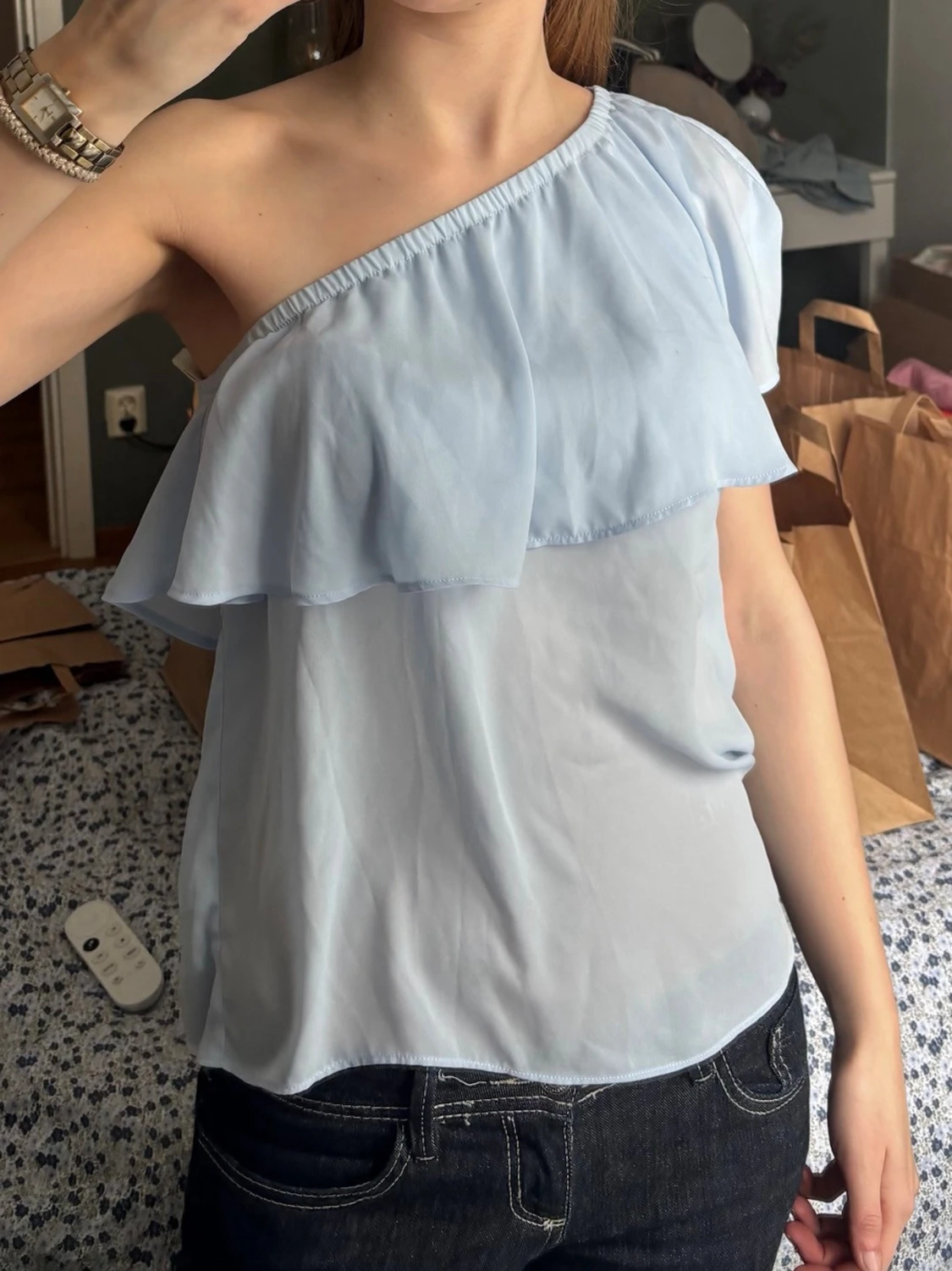 Ljusblå oneshoulder topp med volang