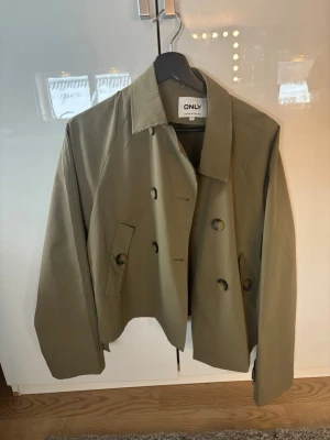 Olivgrön trenchcoat från ONLY - Khaki färgat trenchcoat från only köpt för ca 500❤️