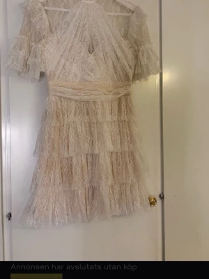 Kort spetsklänning  - Klänning från by malina! Perfekt till student och sommar!! Har någon smink fläck men lätt att fixa! Den är köpt för 1450kr har tagit bort den understa volangen! Den finns kvar kan eventuellt sy tillbaka vid överenskommelse! Har en familjemedlem som är sömmerska!❤️