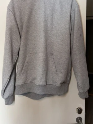 Grå hoodie från Zara - Säljer denna fina hoodie från Zara då jag inte gillade hur den sitter på mig då det är en herrmodell, endast använd ett fåtal gånger och typ i nyskick! Bara att skriva vid frågor!