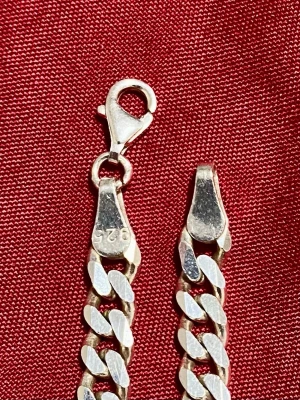 Kedjearmband i äkta silver 925 - Snyggt kedjearmband i äkta silver 925 med klassisk pansarlänk och karbinlås. Armbandet har en stilren och tidlös design som passar perfekt till alla outfits. Levereras i en fin ask, redo att användas direkt.