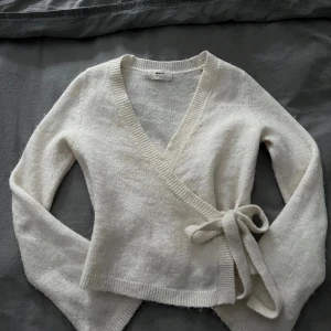 Omlottkofta från Gina Tricot - Säljer den slutsålda omlottkoftan från Gina Tricot. Tröjan har ribbade kanter och en djup v-ringning som ger en avslappnad men trendig look.💛Orginalpris är 400kr men jag säljer för 200kr. Jag är öppen för prisförslag!!💞