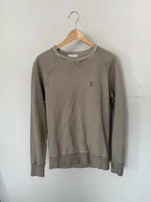 Dondup sweatshirt  - Säljer en beige dondup sweatshirt. Riktigt snygg och bra skick!