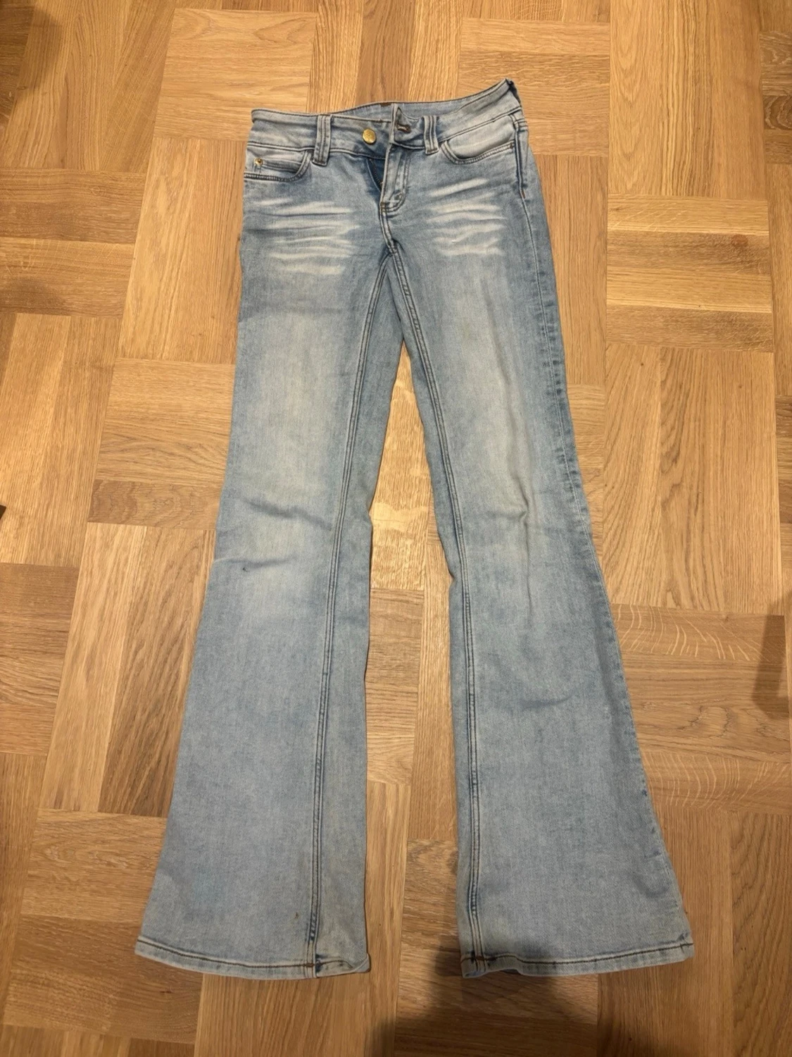 Ljusblå bootcut jeans 
