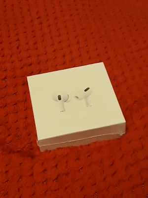 Trådlösa hörlurar - Säljer ett hörlurar i ett oöppnat packet. Hörlurarna är vita och levereras med ett smidigt laddningsetui. Designen är stilren och modern, perfekt för dig som vill ha riktigt bra ljud och brusreducering. Passar till både iPhone och andra enheter med Bluetooth.