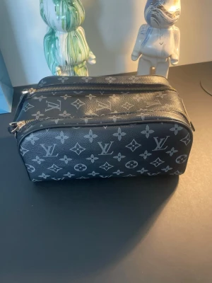 Louis Vuitton monogram necessär - Snygg necessär från Louis Vuitton i svart läder med klassiskt monogrammönster. Nytt skick! Skicka ett meddelande vid frågor.