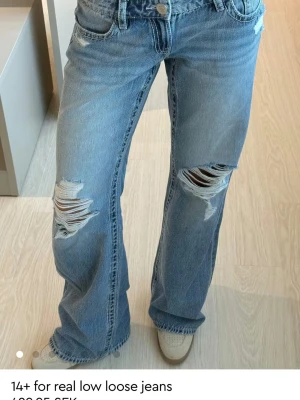 Slutsålda gina jeans - Säljer dessa asss coola jeans fron gina i storlek L som är helt slutsålda i butik och online! Aldig använda med prislapp kvar derfor blir det lite dyrare pris! Priset kan diskuteras vid snabba affär!! Säljer då de var för stora! De passar mig i längden och är lite långa på mig som är 170cm och midjan är mellan 41-45 men är lite strechig!