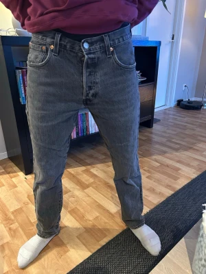 Levis 501 W28 - | Levis 501 | Bra skick | 149kr | Straight fit | Mörk grå/svart | W30, men sitter mer som W28. |   Jeansen är i bra skick, men finns små hål på vardera sida på benen längst ner (se sista bilderna) men ingenting man varken tänker på eller känns av vid användning. För övrigt är jeansen väldigt fräscha, sitter väldigt bekväm och är enkla att styla.🙌  Ytterbenslängd: 94cm Innerbenslängd: 67cm Midja: 38cm  Kan gå ner i pris vid snabbaffär🤝  Skriv vid minsta fråga eller fundering🤩