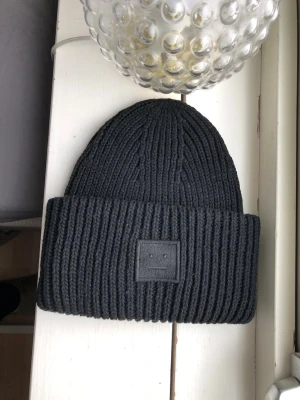 Acne mössa svart  - Hej! Säljer min acne mössa i svart, dam mössa i storlek one size, knappt använd så i nytt å fint skick utan några fläckar eller annat smutts😊