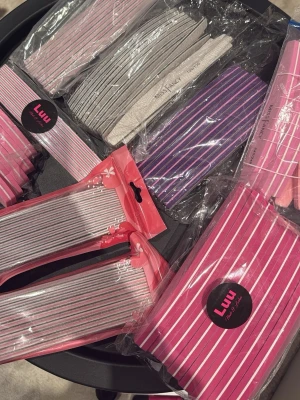 Nagelfilar i mixade färger från Luu - Nagelfilar i flera olika färger och former från Luu och missfancy och nagelgiganten. Finns i massa olika grits mellan 100-240  det är runt 28 buffrar och 56 filar ifall jag räknat rätt. Säljer gärna alla tillsammans. Alla är oanvända 