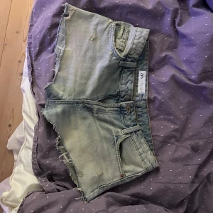 Zara jeansshorts  - Ljusblåa jeansshorts från Zara, fint skick säljer för har 2 par, pris kan diskuteras 