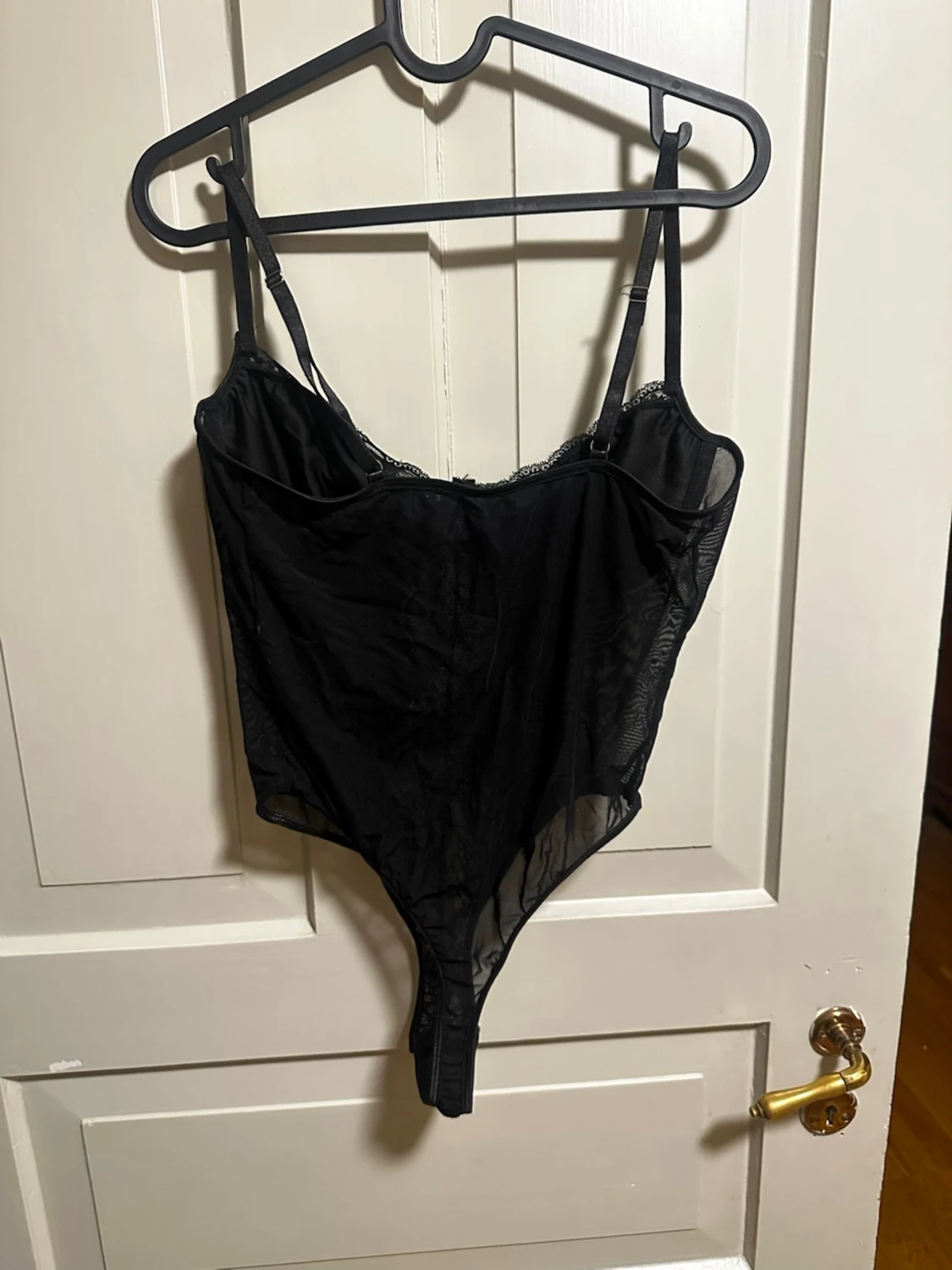 Svart spetsbody med tunna axelband