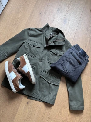 These Glory Days Fieldjacka S  - Grön These Glory Days fieldjacka i storlek S. Fräsch och i bra skick, med snygga detaljer som ger plagget en stilren look. Perfekt för dig som vill ha ett plagg som funkar både till vardag och lite mer uppklätt.