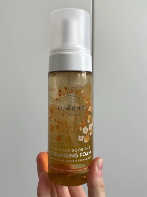 Lumene Kirkas rengöringsmousse - lumene cleansing foam ✨mild och fräsch rengöring som löddrar lätt 📦 lite mer än halva kvar (se bild för hur mycket använd). 🤩postar inom 1-2 dagar!