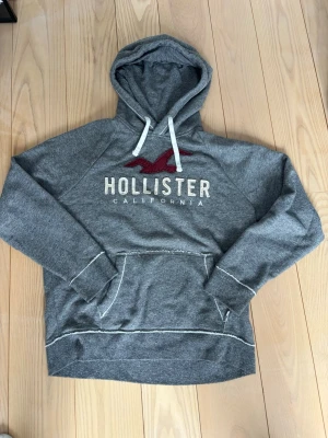 Grå hollister hoodie - Riktigt fräsch hollister hoodie i stl xl. Riktigt go med varm ull innanför tröjan. Sammanlagt riktigt schysst tröja i nästan oandvänt skick. Eftersom hollister gör sina modeller väldigt små så skulle väl den här tröjan varit ungefär M eller möjligtvis L om den varit från ett annat märke
