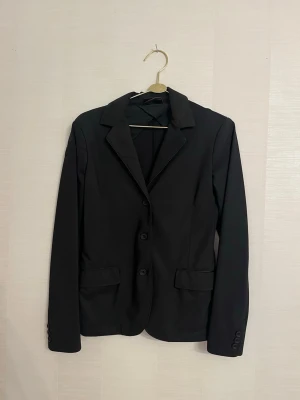 Cavalleria Toscana kavaj  - Svart kavaj från cavalleria Toscana i storlek 14. Har fickor i fram och är i superfint skick!💕💕