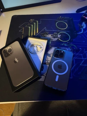 iPhone 13 Pro 256gb matt svart - Säljer en iPhone 13 Pro i snygg matt svart färg med 256GB, skal laddare och boxen ingår också! Tveka inte på o höra av dig/Noah🙂