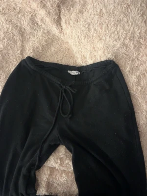 Nelly ”chill pants” - Säljes då dem är för små. Dem har blivit rätt noppriga men det är väldigt fina ändå!